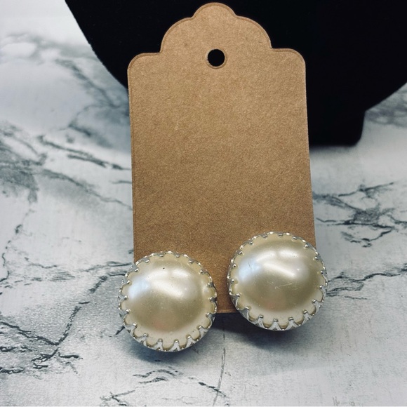 Elegant Faux Pearl Stud Clip on Vintage Earrings - Picture 1 of 7